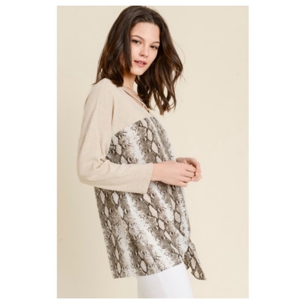 ✨SNAKE PRINT CONTRAST TOP W/V-NECKLINE-NEW - Picture 4 of 11